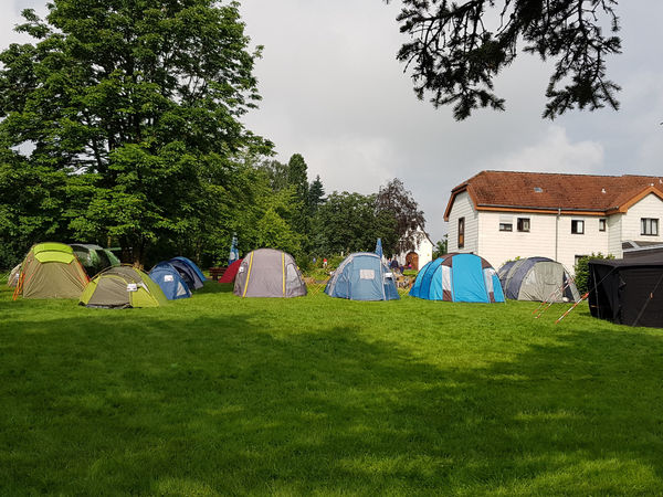 Zelte und Jurte stehen vor dem Kapellchen Zelte und Jurte stehen vor dem Kapellchen